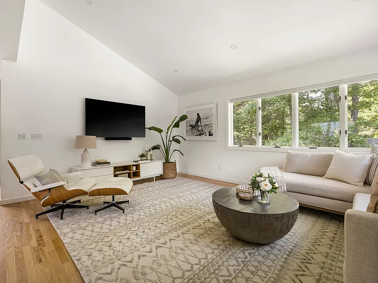 15 Margaret Dr — Photo 4