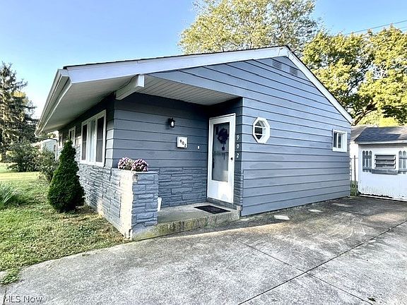 3rd image of 902 Warrington Rd