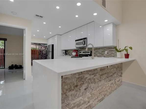 456 SE 14th St, Dania Beach, FL 33004