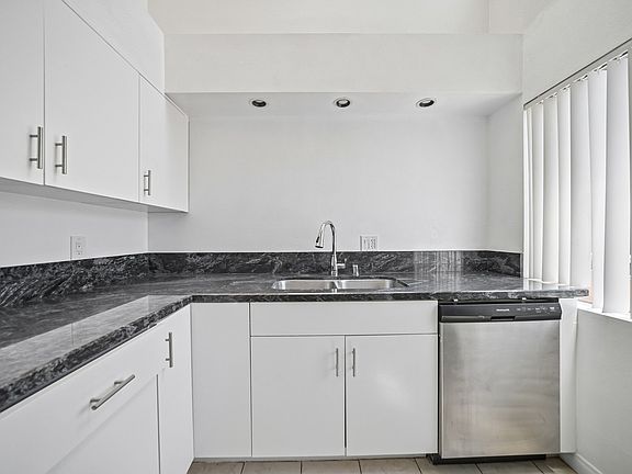 4th image of 1939 Tamarind Ave #7