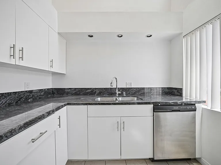 1939 N Tamarind Ave #1 — Photo 5