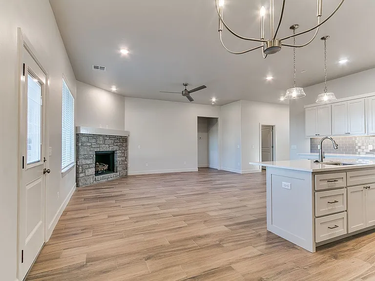 16025 Zamora Ln — Photo 23