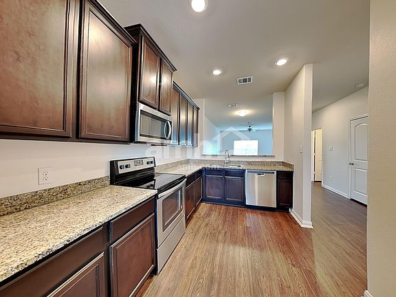 3rd image of 1590 Twin Estates Dr