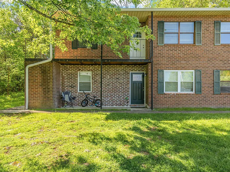 111 Raintree Ln #D — Photo 2