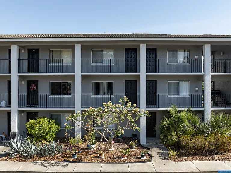 Lakes at Largo Apartments — Photo 7