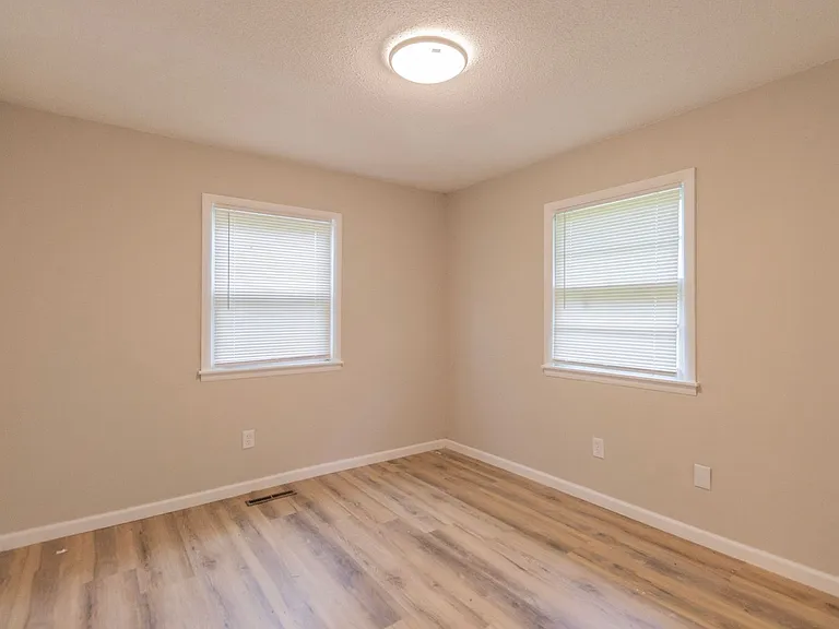 3711 Weymeyer Dr — Photo 13