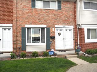8253 Dartmouth Dr, Warren, MI 48093