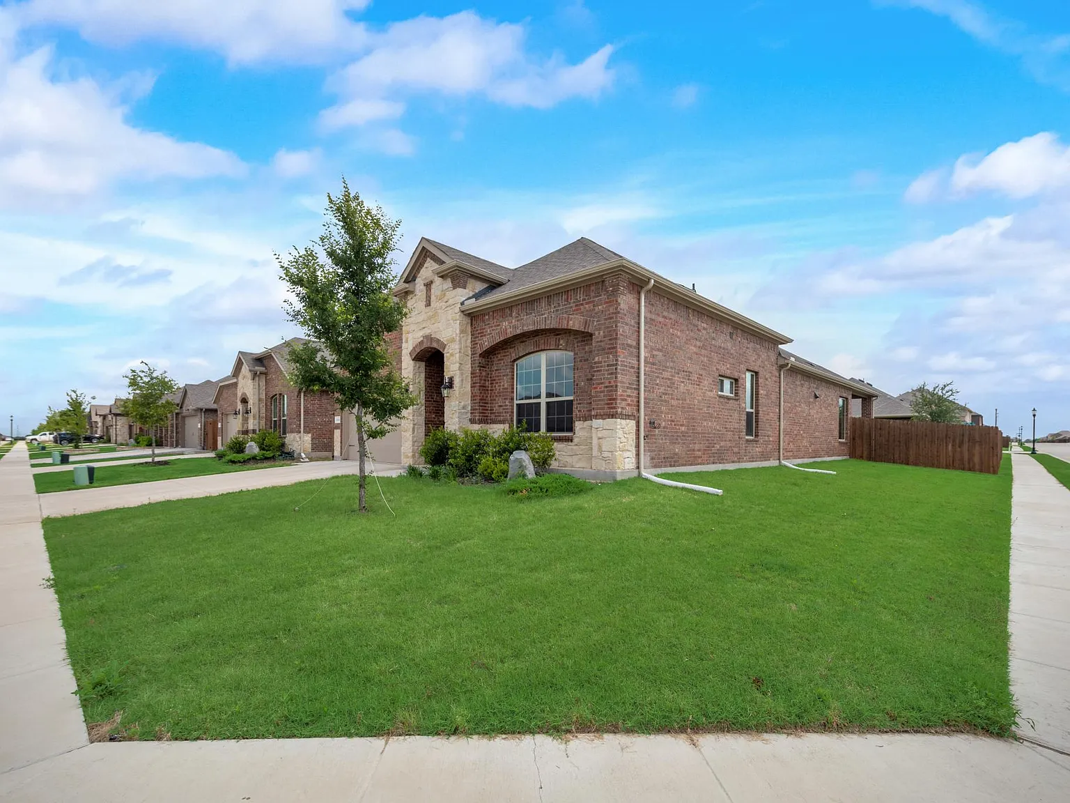 4 bed, 2033 sqft, $2,295 — Photo 3