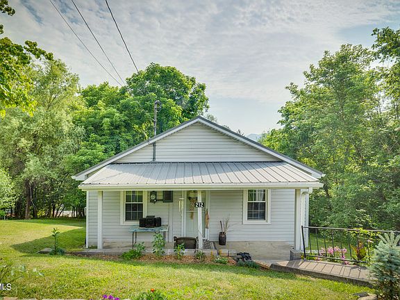 3rd image of 212 Woodland St