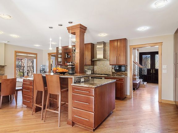 4th image of 3831 Crestwood Dr