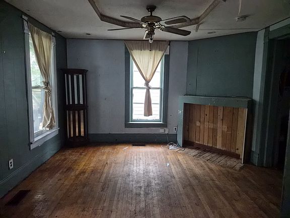 2nd image of 806 W 6th St