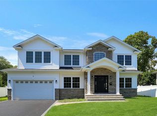 8 Serpentine Ln, Old Bethpage, NY 11804