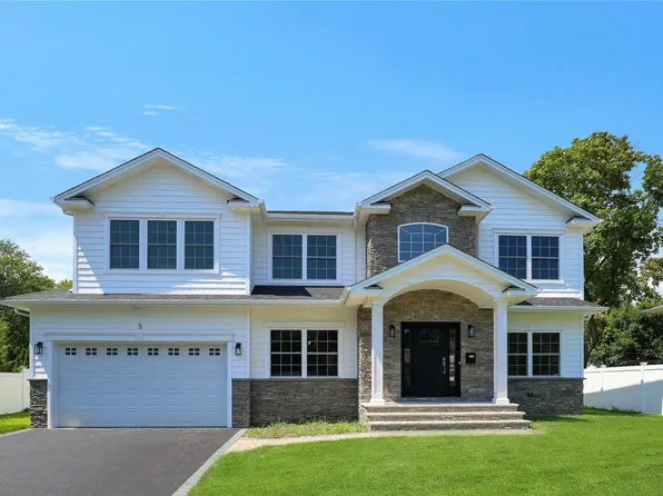 8 Serpentine Lane, Old Bethpage, NY 11804