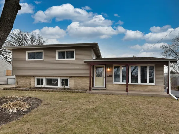 125 E Comstock Ave, Addison, IL 60101