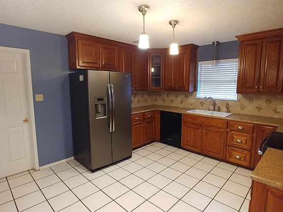 3rd image of 925 Eagles Nest Dr