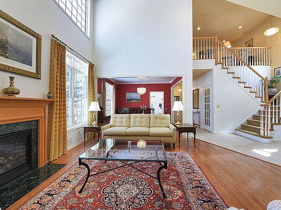 4th image of 32 Whalen Ct