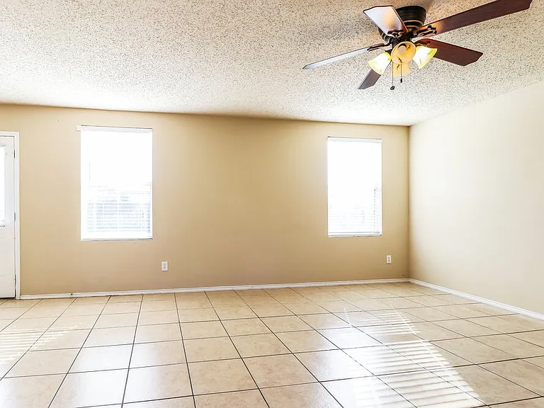 521 Merton Ct — Photo 2