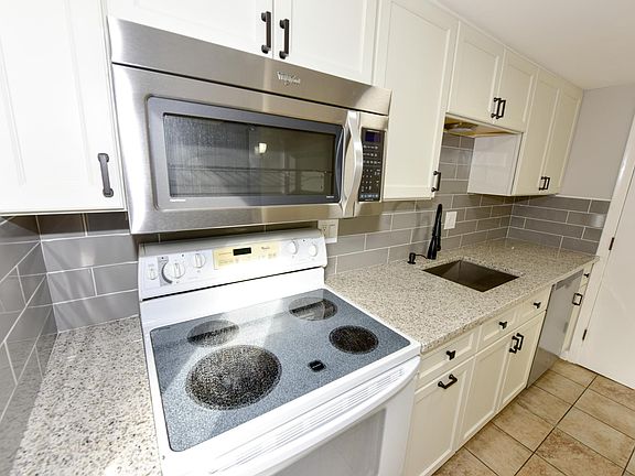 5th image of 4695 Keswick Ct APT A