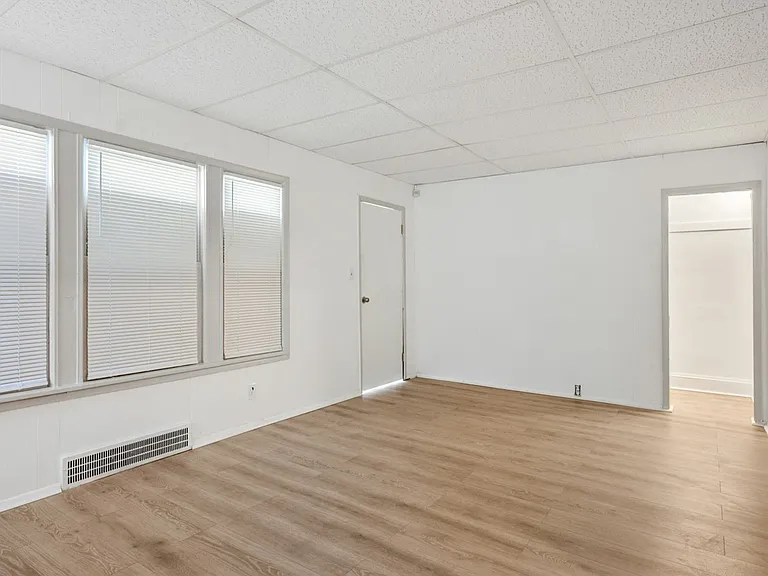 1554 Larchmont Rd #B — Photo 25