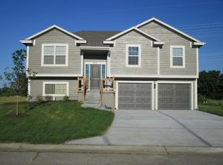 11111 Highview Ct, Peculiar, MO 64078