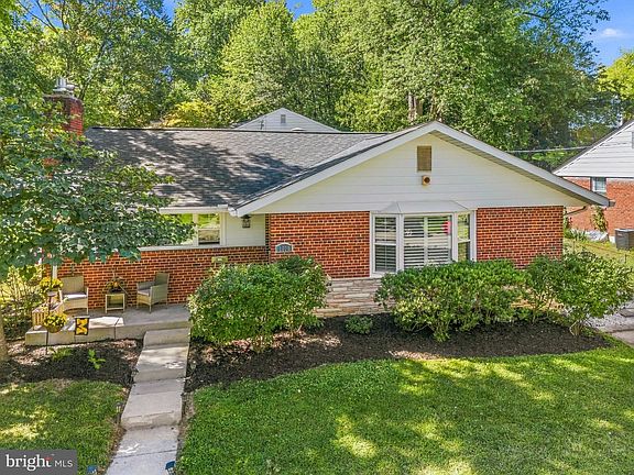 4th image of 1600 Flora Ln