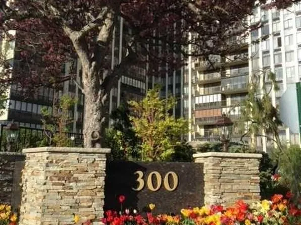 300 Winston Dr APT 218, Cliffside Park, NJ 07010