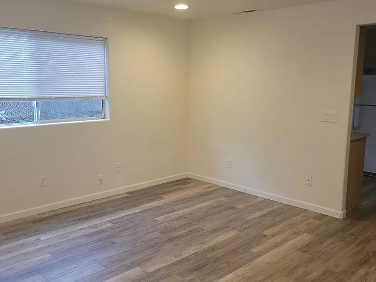 2039 Campus Dr — Photo 3