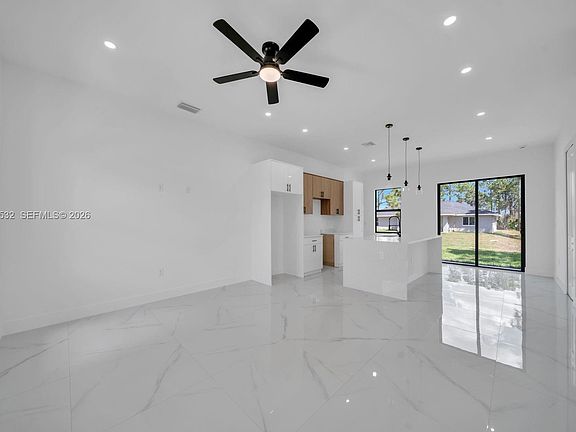 4th image of 635 Summit Ave S