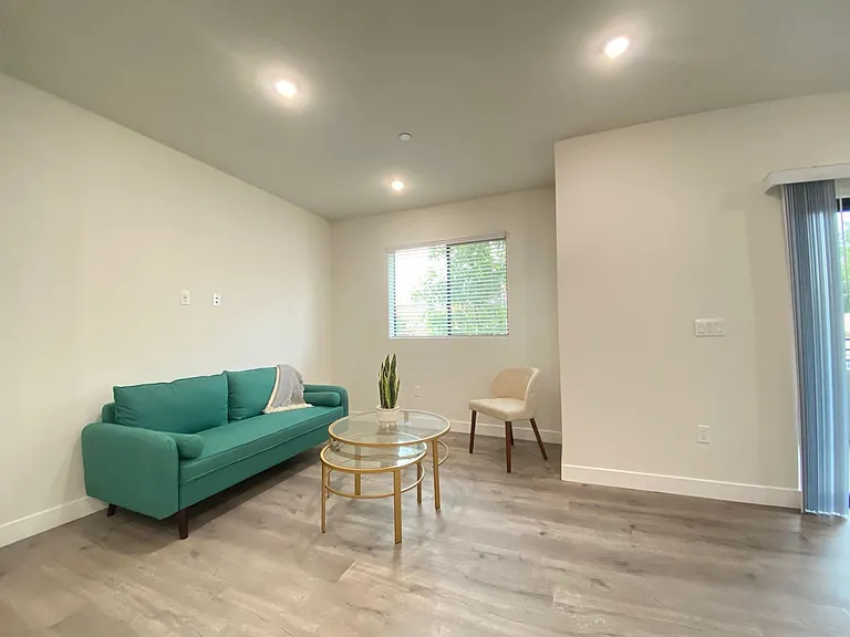18529 Calvert St — Photo 10