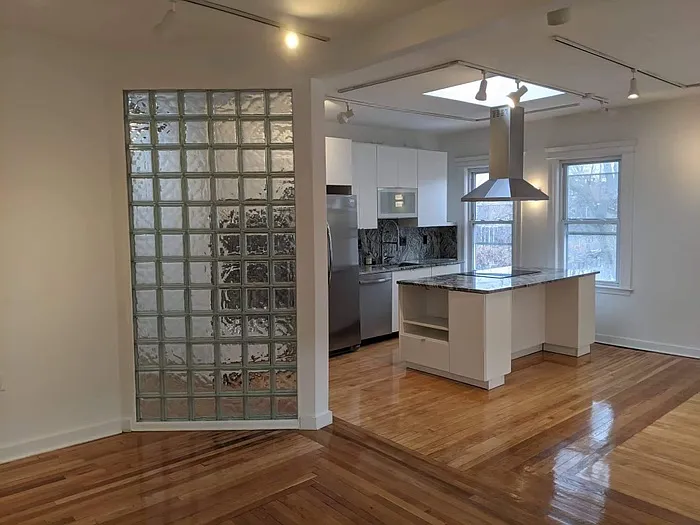 3 bed, 2.0 bath, $5,800 — Photo 4