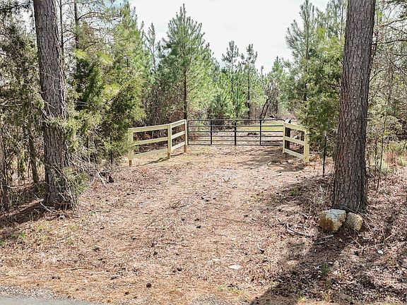 2nd image of 588 Lake Rd