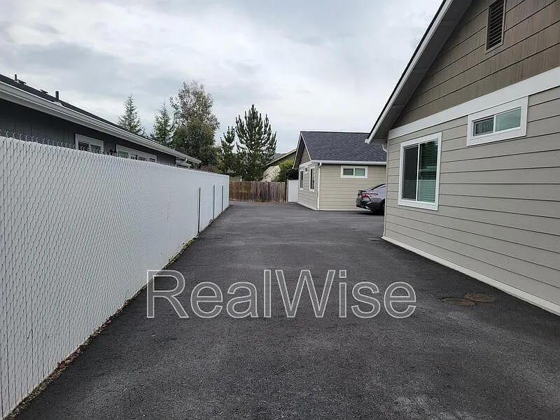 3 bed, 2.0 bath, 1500 sqft, $1,995 — Photo 4