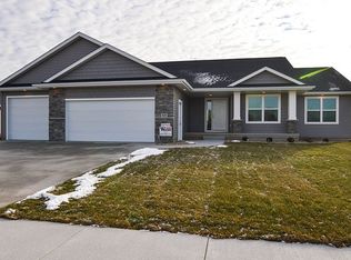 525 Dutch Dr, Robins, IA 52328