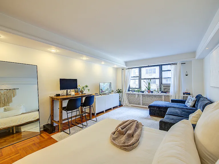 135 E 54th St #6C — Photo 4