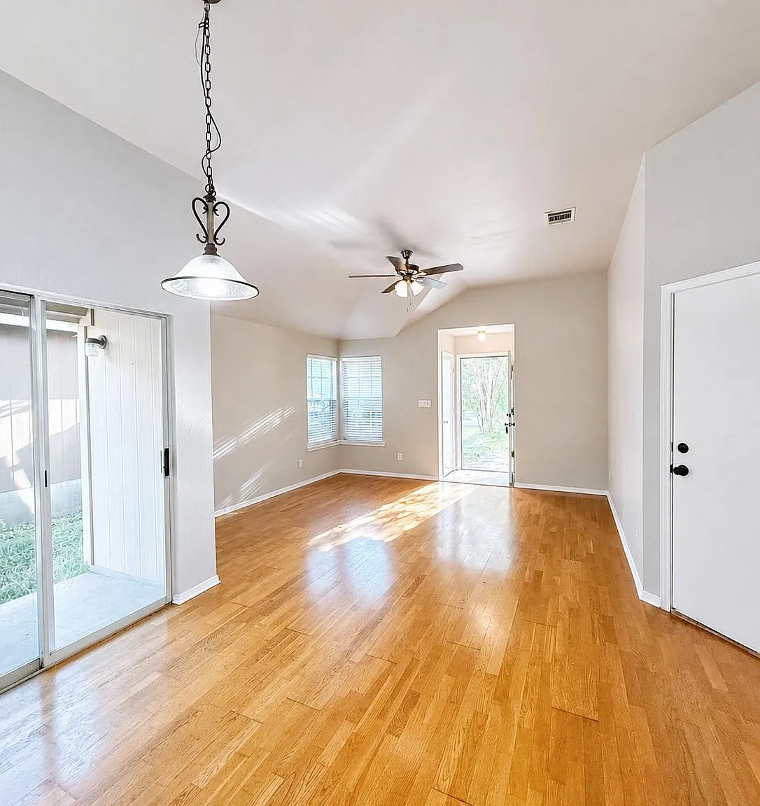 3 bed, 2.0 bath, 1111 sqft, $1,800 — Photo 2