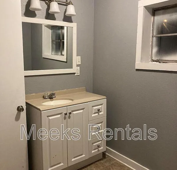 408 1st St #8 — Photo 8