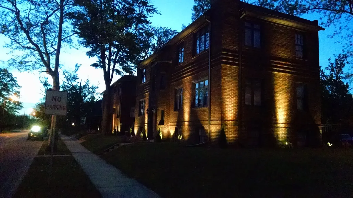 Building Photo - 736 Portage Ave #5
