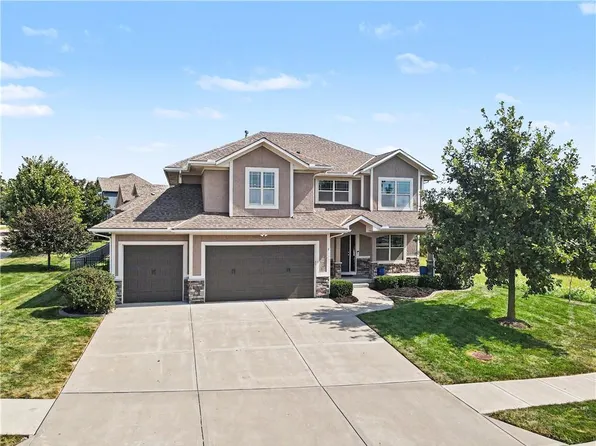 1922 NE Bluestone Dr, Lees Summit, MO 64064