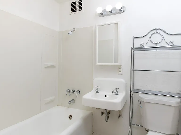 Maxwell Apartments — Photo 9