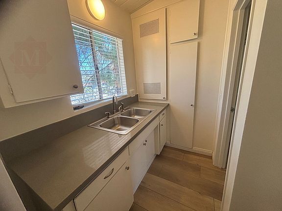 3rd image of 823 E De La Guerra St #5