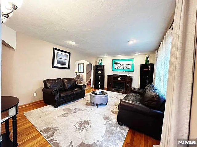 321 Maplewood Dr — Photo 3