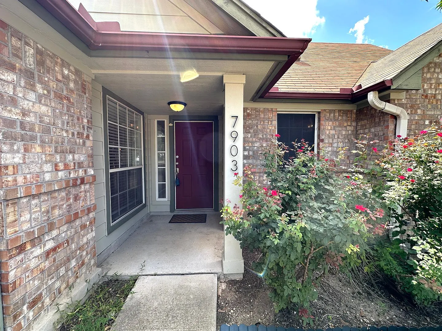 Charming Garden-Style 3 Bedrooms 2 Bathroom Single Family Home for Rent in South Austin, Cul-de-S... — Photo 3