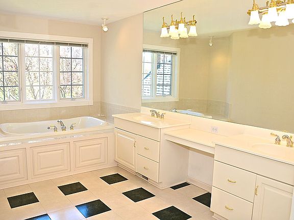 5th image of 17 Crownwood Cir