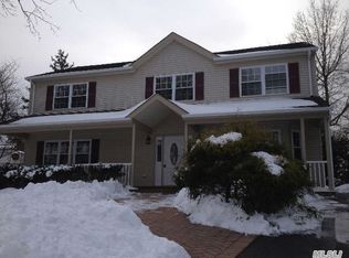 16 Hilltop Rd, Levittown, NY 11756