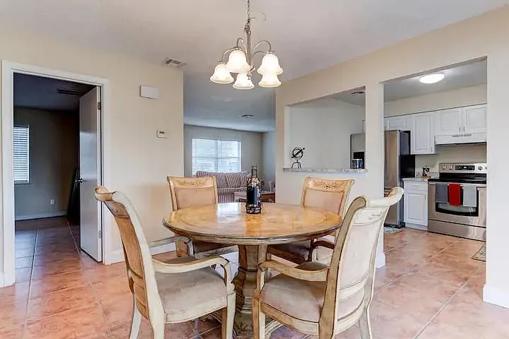774 NW Floresta Dr — Photo 3