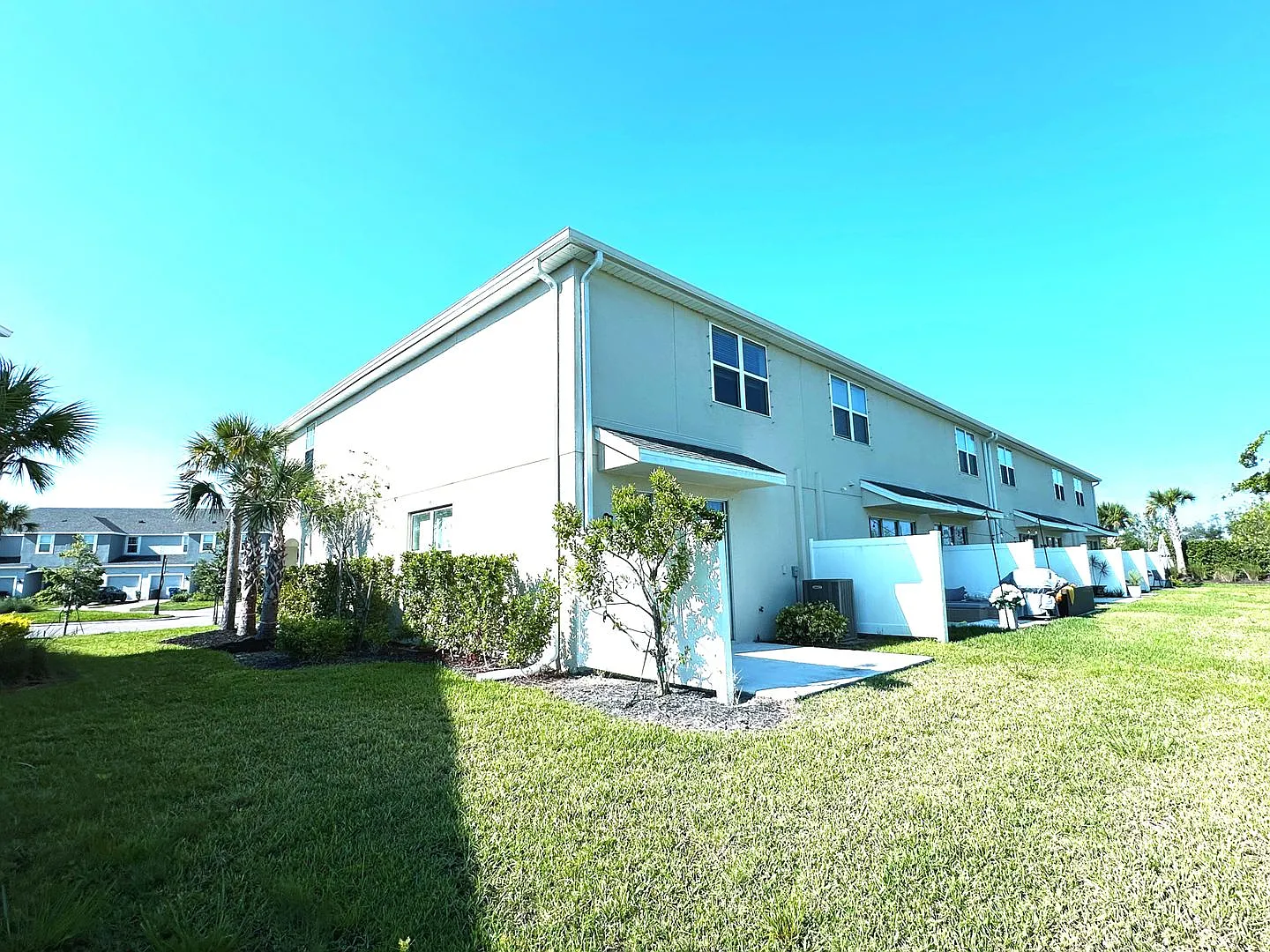 Beautifully maintained 3/2.5 townhome and Palmero community with pool! — Photo 4