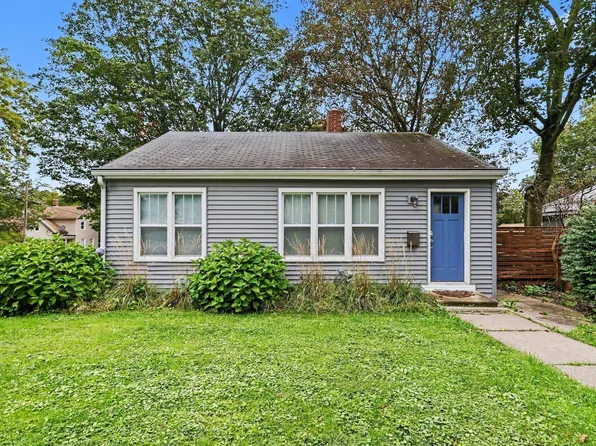 208 N Oak St, Buchanan, MI 49107