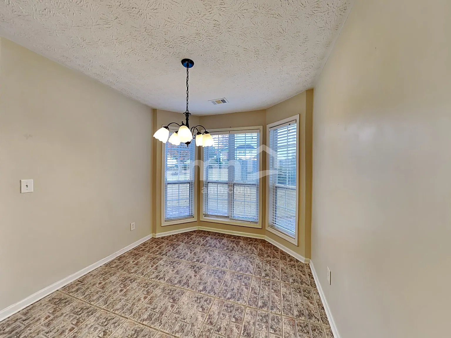 3 bed, 2.0 bath, 1740 sqft, $2,095 — Photo 4