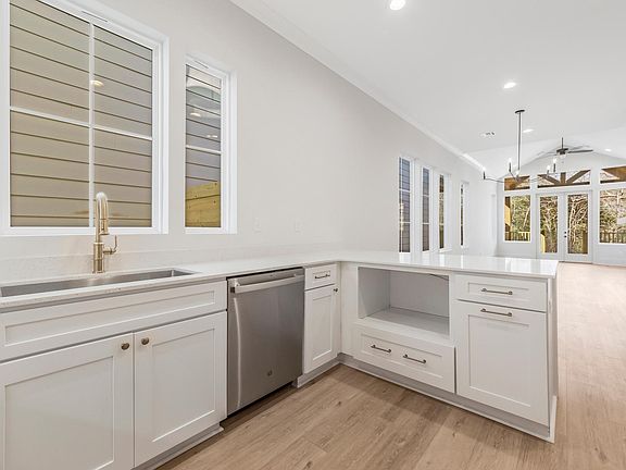 5th image of 325 Bacque Crescent Dr