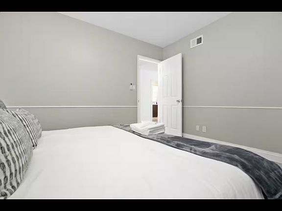 3rd image of 132 S Mockingbird Ln
